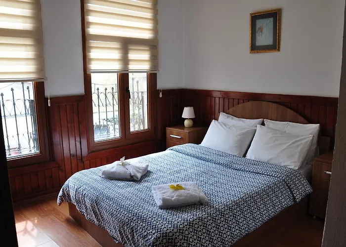 Saatli Konak Ayvalı